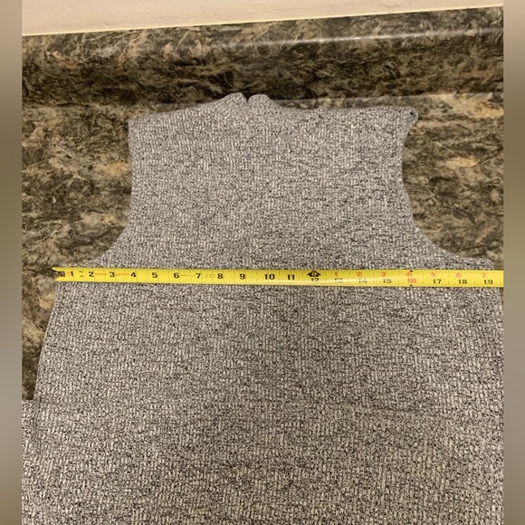 2 Grey Gap Mockneck Sleeveless Sweaters - Picture 6 of 11